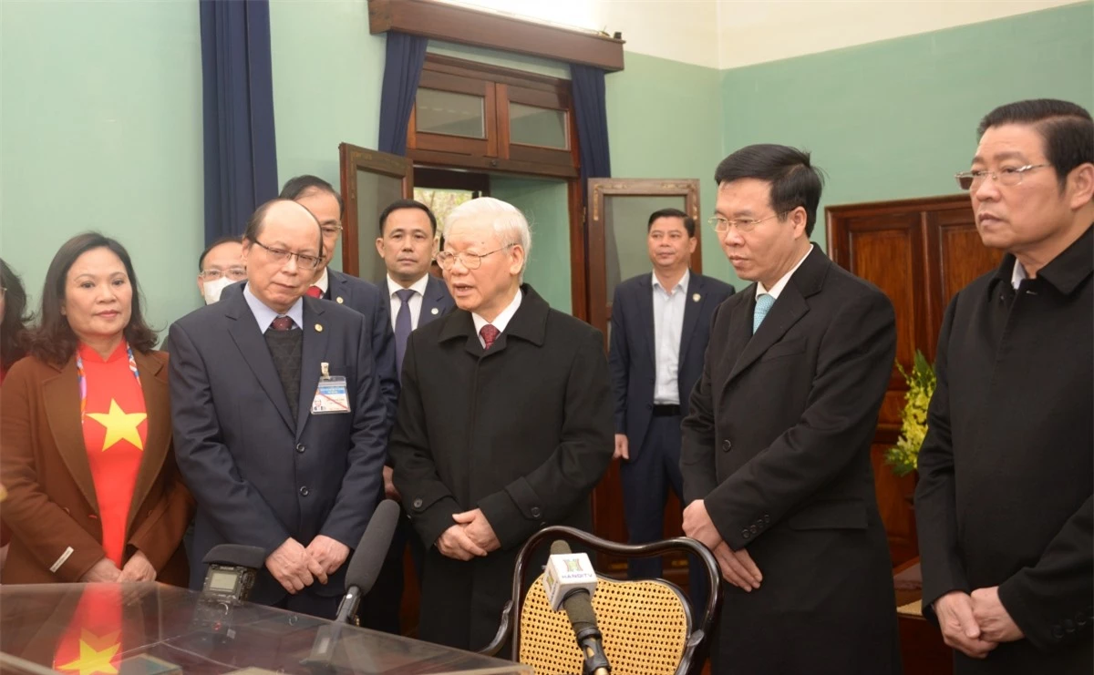 Tổng Bí thư Nguyễn Phú Trọng nói chuyện thân mật với cán bộ nhân viên Khu di tích
