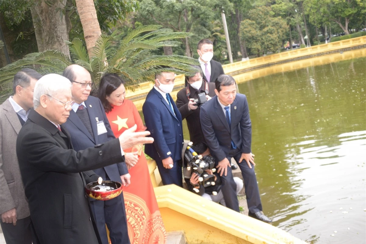 Tổng Bí thư Nguyễn Phú Trọng tại Ao cá Bác Hồ