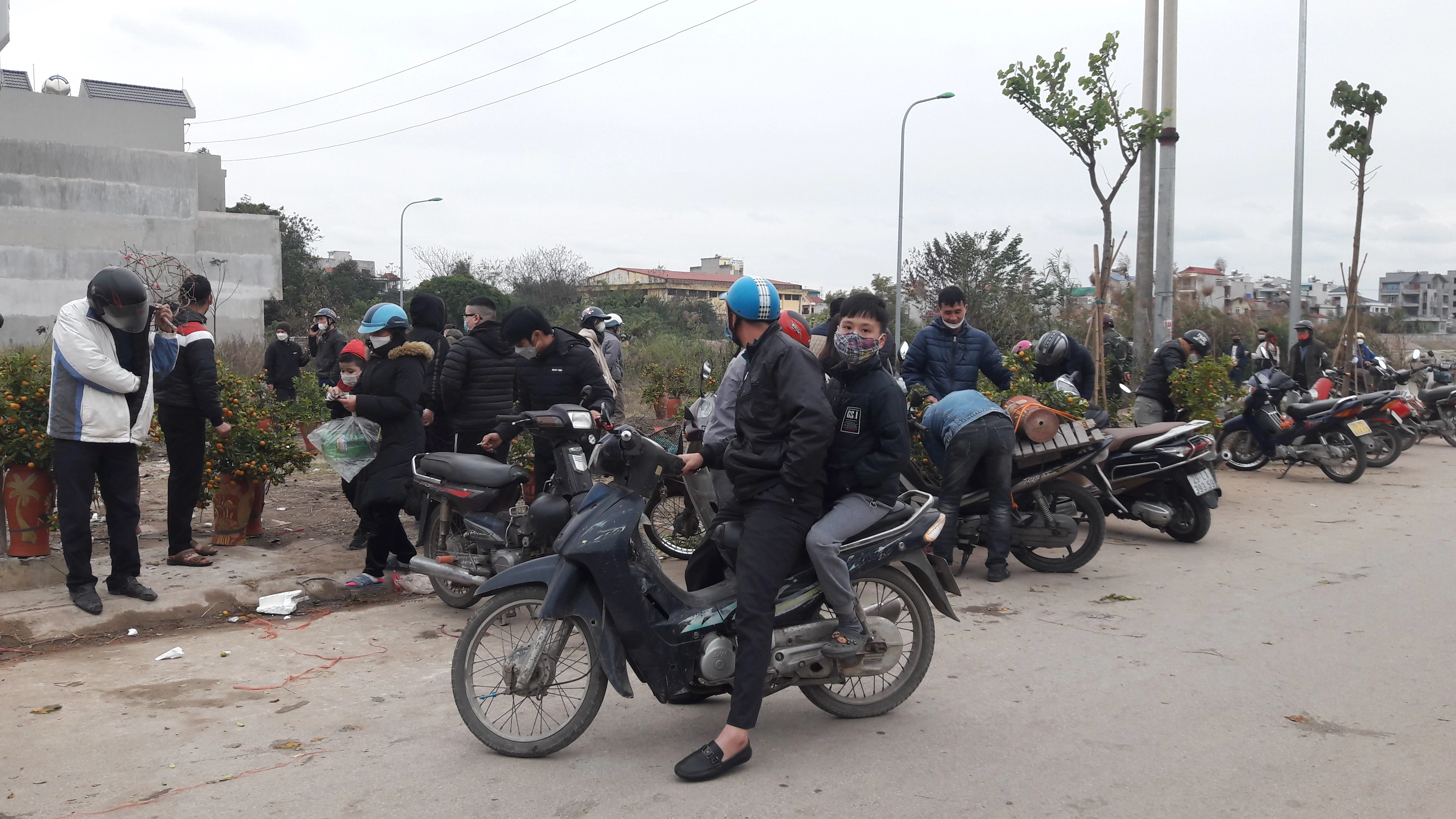 Anh Lê Hoàng Anh (khách mua hàng) cho biết: “Năm nay quất cảnh rẻ hơn các năm trước. Tôi nghĩ cây nhỏ phải tận 300.000 đồng nhưng có nơi còn được cho không. Công sức chăm bón, nuôi trồng bao lâu, bây giờ một số tiểu thương phải bỏ cây hoặc tặng cho kháchkhiến tôi cảm thấy rất thương họ.”