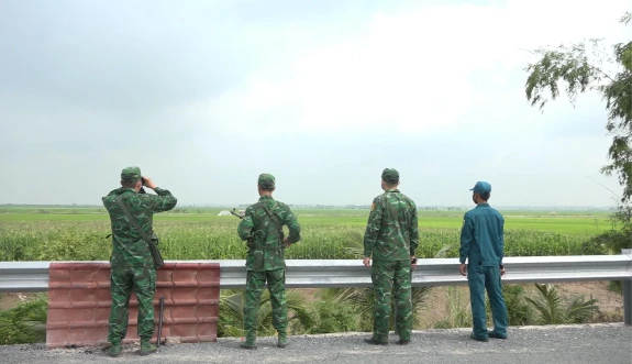 Lực lượng biên phòng và Công an  phối hợp tuần tra bảo vệ chủ quyền, an ninh Tổ quốc cho bà con vui Tết. 