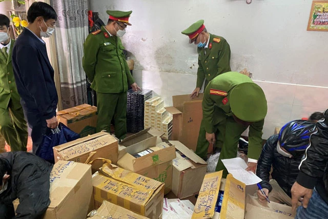 Lực lượng phòng Cảnh sát Kinh tế Công an tỉnh Thừa Thiên-Huế thu giữ số lượng lớn thuốc lá điếu nhập lậu do đối tượng Tuấn mua bán, tàng trữ.