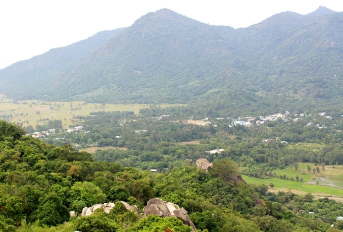  Quang cảnh núi Cấm, nơi gắn nhiều truyền thuyết về bạch hổ.