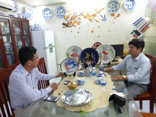 Độc đáo thư pháp Việt trên gốm Nhật
