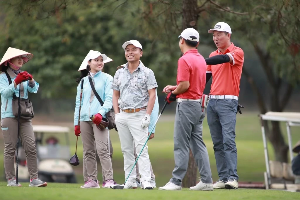Ngày nay, golf được xem như một phương tiện quan trọng trong việc tạo ra những mối quan hệ và giải quyết các vấn đề trong kinh doanh.
