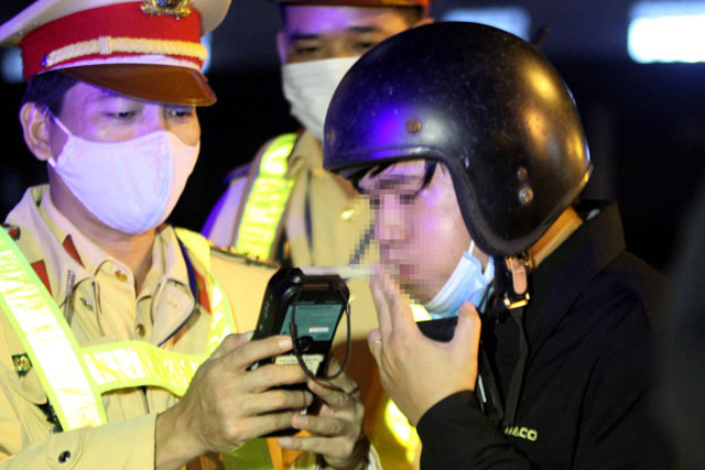 CSGT tăng cường xử lý vi phạm về nồng độ cồn dịp Tết