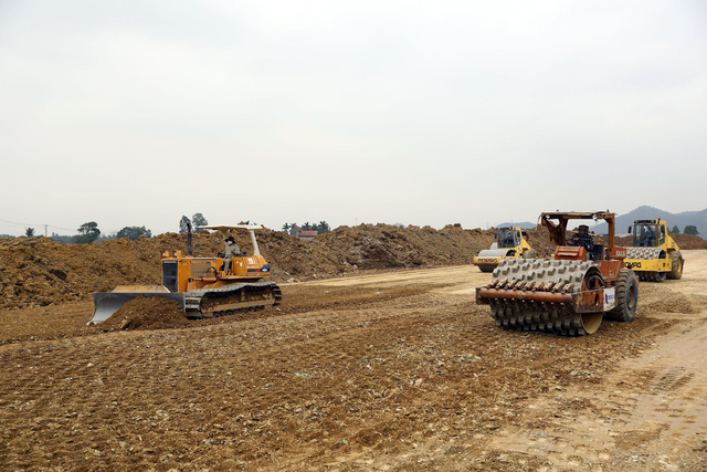 Công nhân thi công xuyên Tết trên công trường cao tốc Bắc - Nam