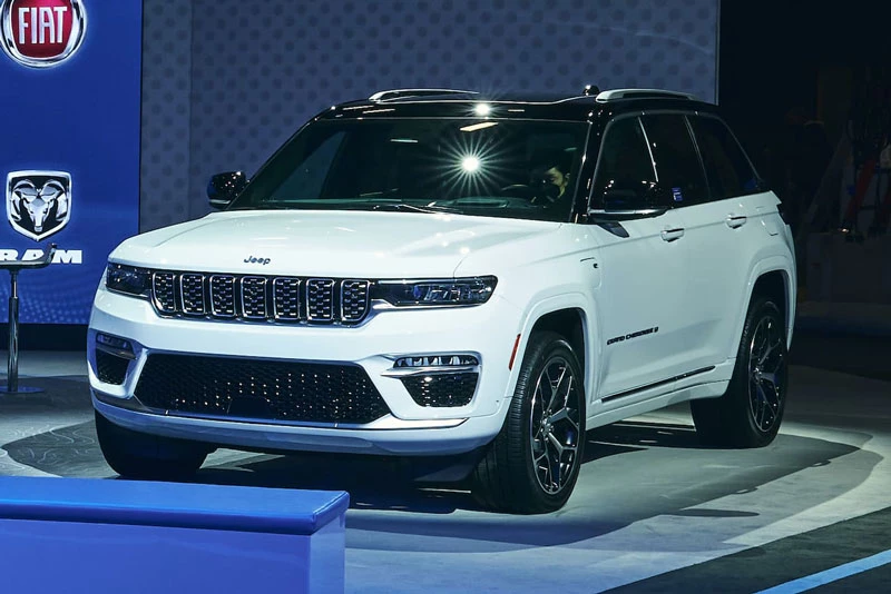 9. Jeep Grand Cherokee 4xe (giá khởi điểm: 58.095 USD).