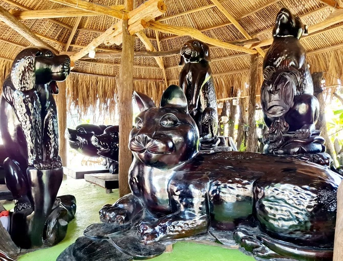 Bộ sưu tập các con giáp được làm từ gỗ lũa được trưng bày tại Khu du lịch Mỹ Luông.
