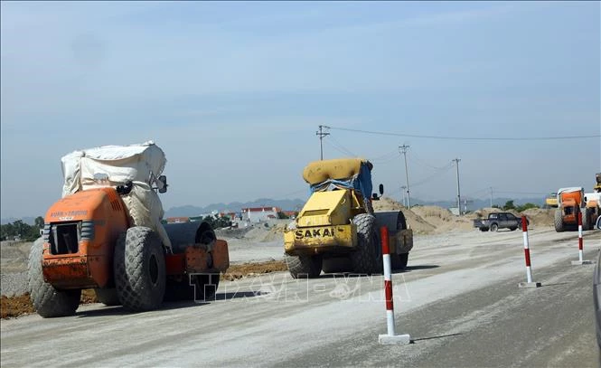 Thi công nền đường trên tuyến cao tốc Cao Bồ - Mai Sơn (thuộc địa phận tỉnh Ninh Bình, là phân đoạn quan trọng của tuyến đường bộ cao tốc Bắc-Nam). Ảnh: Huy Hùng/TTXVN