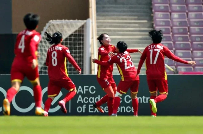 ĐT nữ Việt Nam (đỏ) hạ Đài Bắc Trung Hoa 2-1 và giành tấm vé lịch sử tới đấu trường World Cup.
