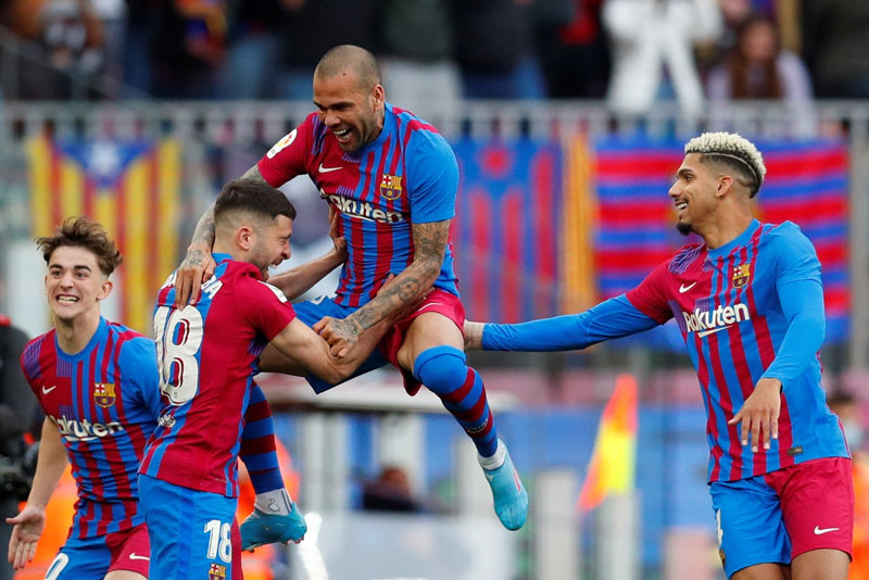 Alves bị đuổi, Barca vẫn thắng cách biệt Atletico để vào top 4