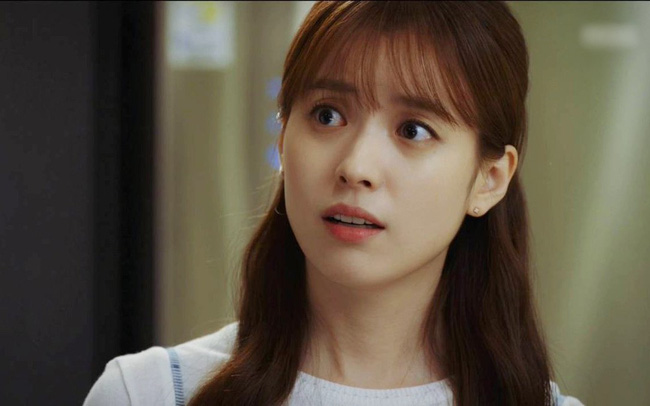 Thấy con gái bảo trước cổng có người lạ lì xì mừng tuổi, tôi chạy ra xem là ai thì ngỡ ngàng bởi danh tính đối phương