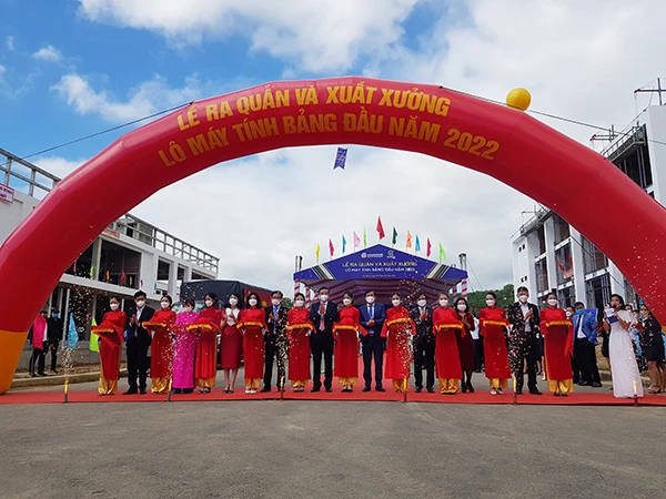 Lãnh đạo TP Đà Nẵng cắt băng tại lễ ra quân của Danang IT Park và xuất xưởng lô máy tính bảng 