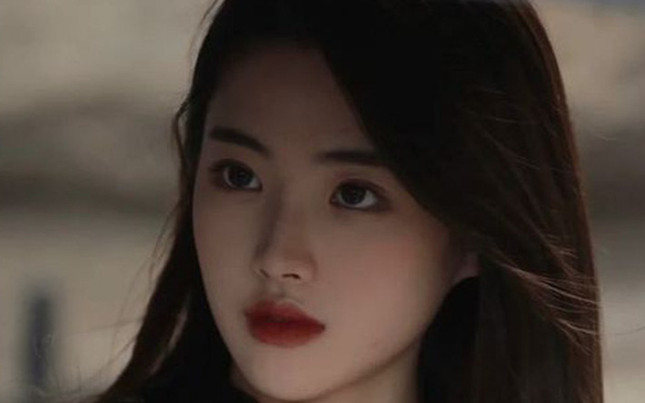 Bí mật qua nhà người yêu để tạo bất ngờ, tôi sững sờ tới mức bật khóc khi thấy lọ hoa vỡ toang trước sân