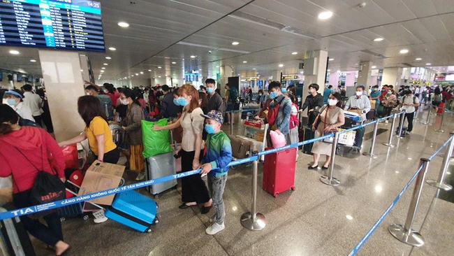Hành khách làm thủ tục tại sân bay Tân Sơn Nhất chiều 6/2. Ảnh: Báo điện tử Người lao động.