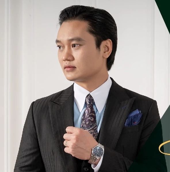 Anh Nguyễn Công Hoan – người sáng lập thương hiệu Juan's Tailor – may đo tại nhà.