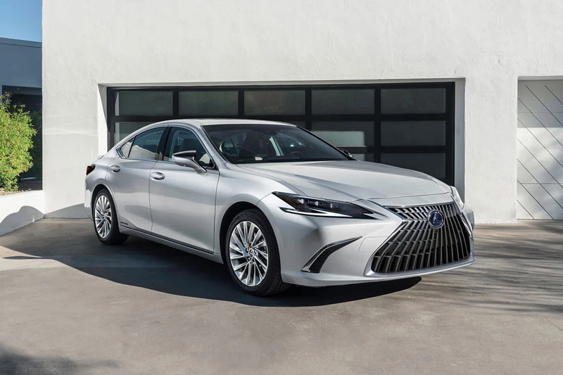 Lexus ES 2022.