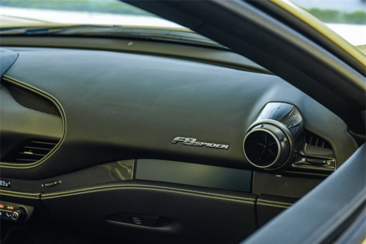 Chi tiết Ferrari F8 Spider với gói nội thất carbon tại Việt Nam - 18