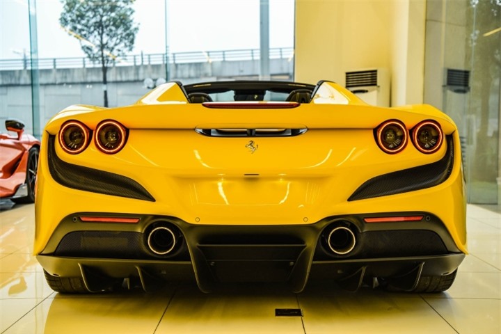 Chi tiết Ferrari F8 Spider với gói nội thất carbon tại Việt Nam - 5
