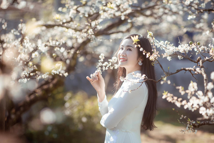 Bà Bạch Cúc "Hướng dương ngược nắng" - NSND Thu Hà khoe nhan sắc diễm lệ, bụng phẳng lì tuổi U60 khiến ai nấy kinh ngạc