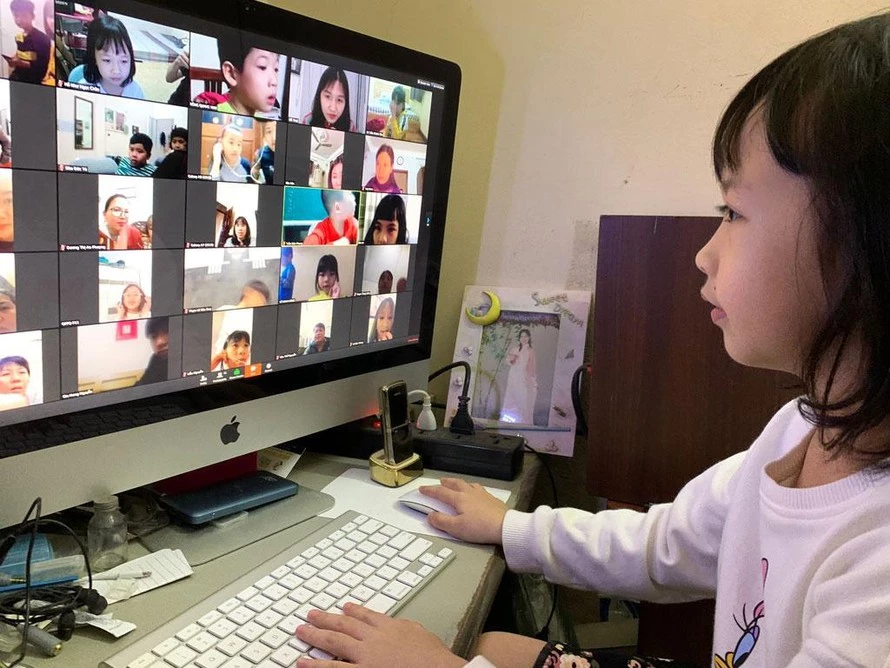Dịch COVID-19 bùng phát ở Nghệ An, học sinh từ lớp 1 đến lớp 6 ở TP Vinh học trực tuyến (Ảnh minh họa)