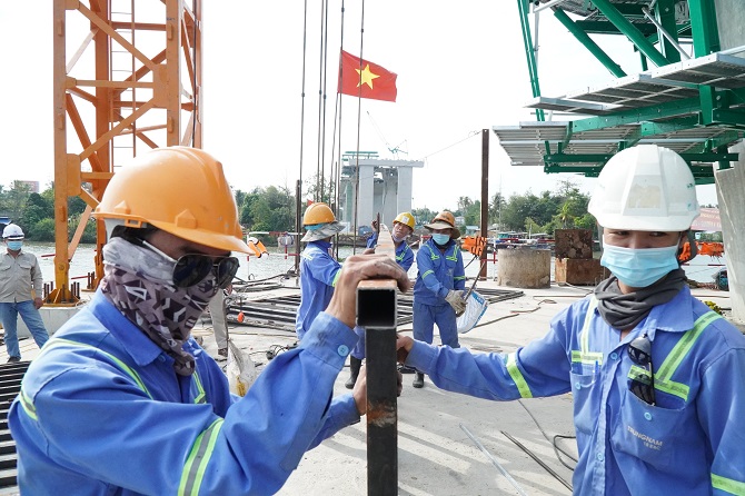 Tất bật trên những công trường trọng điểm ở miền Tây
