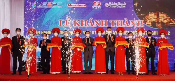 Lãnh đạo tỉnh Thanh Hóa và nhà thầu cắt băng khánh thành vận hành thương mại tổ máy số 1 - Nhà máy Nhiệt điện BOT Nghi Sơn 2 