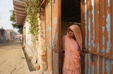 Cột điện trong làng xuất hiện dòng chữ lạ, vài ngày sau, bà lão mù đã thực sự đổi đời