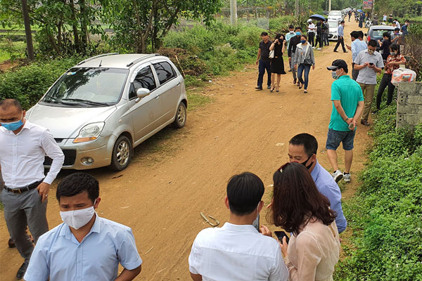 Lò xo đang nén, bao giờ hết 'sốt' đất?