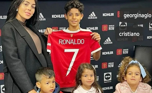 Con trai Ronaldo ký hợp đồng với MU, được trao áo số 7