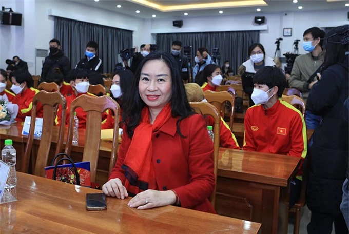 Phó Tổng biên tập Tạp chí Bóng đá - Thạc Thị Thanh Thảo đến chung vui với thầy trò HLV Mai Đức Chung