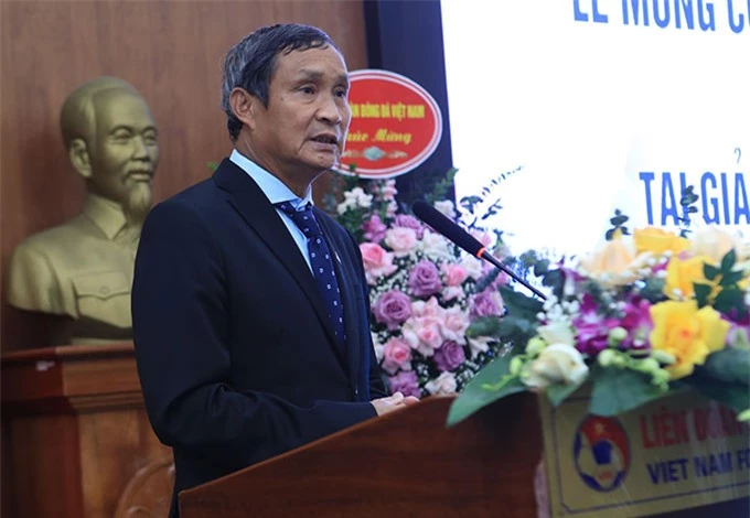 HLV Mai Đức Chung thay mặt ĐT nữ Việt Nam cảm ơn sự quan tâm của Nhà nước, Bộ VH-TT-DL, Tổng cục TDTT, VFF và các nhà tài trợ