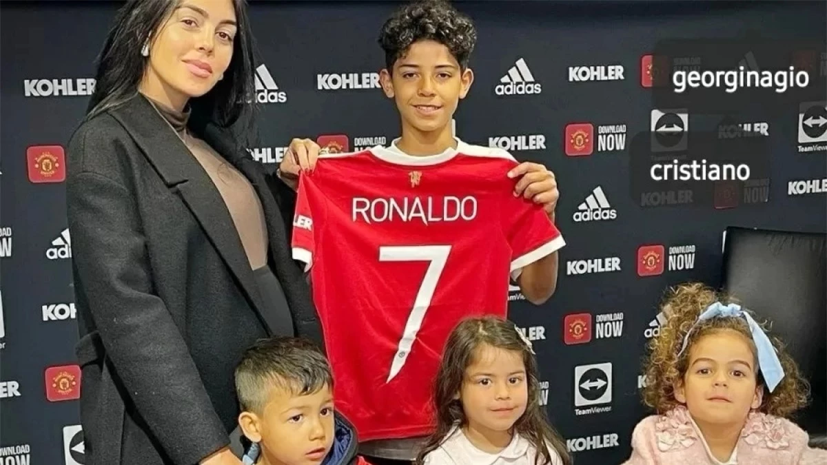 Cristiano Ronaldo Jr ký hợp đồng và mặc áo số 7 ở U12 của MU (Ảnh: Instagram).