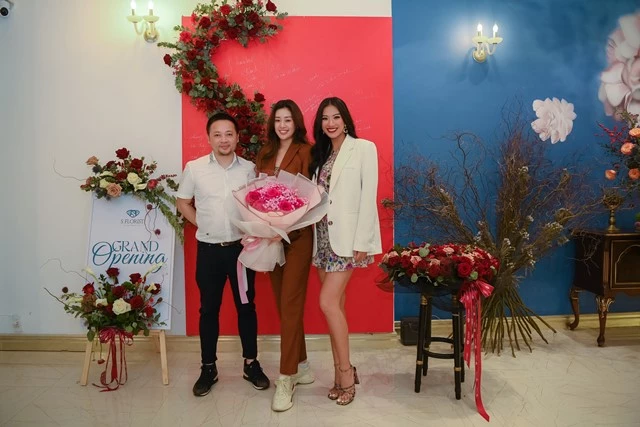 S Florist là thương hiệu hoa tươi do nhiếp ảnh gia Tô Thanh Tân sáng lập từ tháng 5/2021, trong đó S Florist Sài Gòn đánh dấu sự hợp tác giữa anh và người đẹp Cần Thơ.