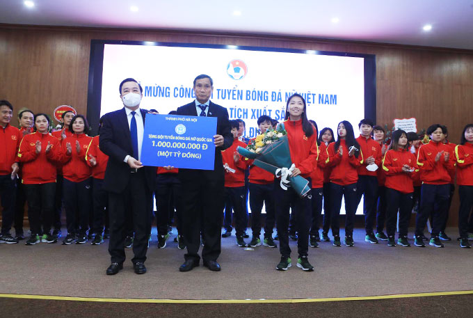 Các cầu thủ đội tuyển bóng đá nữ Việt Nam được tặng xe máy, 1 năm sử dụng mì ăn liền