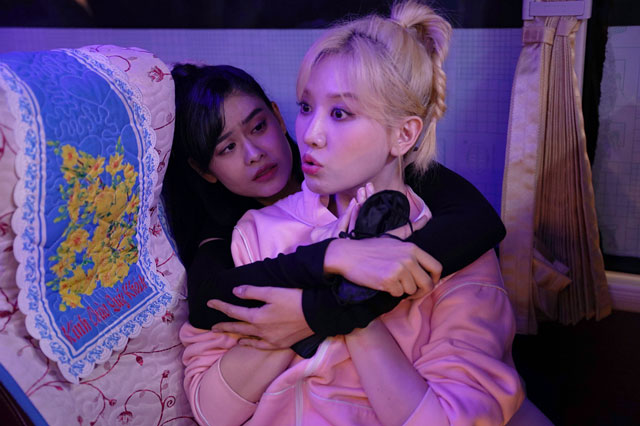 Hari Won, Trương Quỳnh Anh vật vã thực hiện thử thách đầy cam go của chương trình thực tế mới na ná Trò Chơi Con Mực