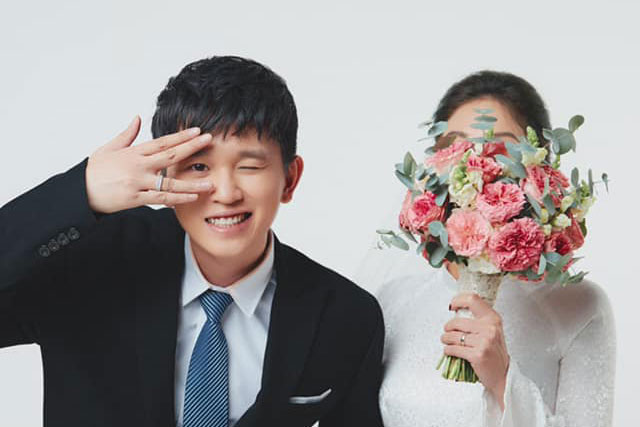 B Ray công khai bạn gái, khoe luôn loạt ảnh cưới đẹp nức nở báo tin hỷ đầu năm