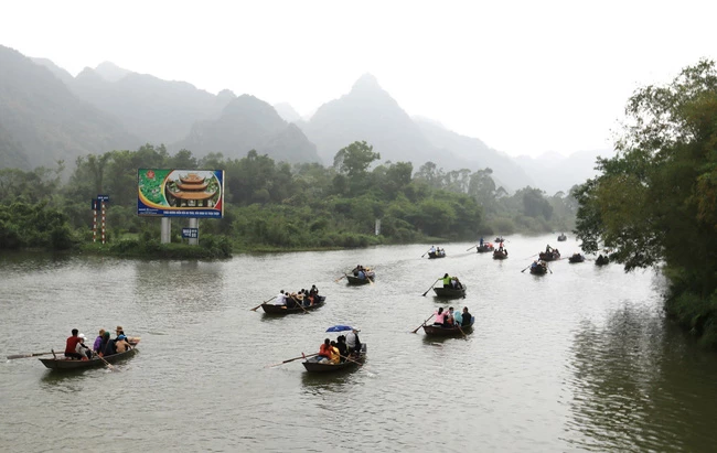 Hà Nội phấn đấu đón gần 1 triệu lượt khách tham quan chùa Hương. Nguồn: TTXVN