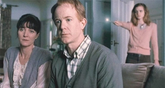 6 chi tiết ở Harry Potter vô lý đến khó đỡ, tác giả cũng làm ngơ: Hermione không thể tẩy não bố mẹ, gia đình Harry vốn có thể được cứu! - Ảnh 2.