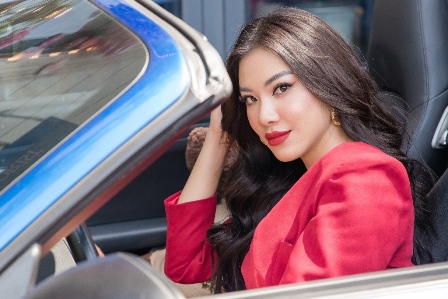 Á hậu Kim Duyên dùng siêu xe đi ship hoa 