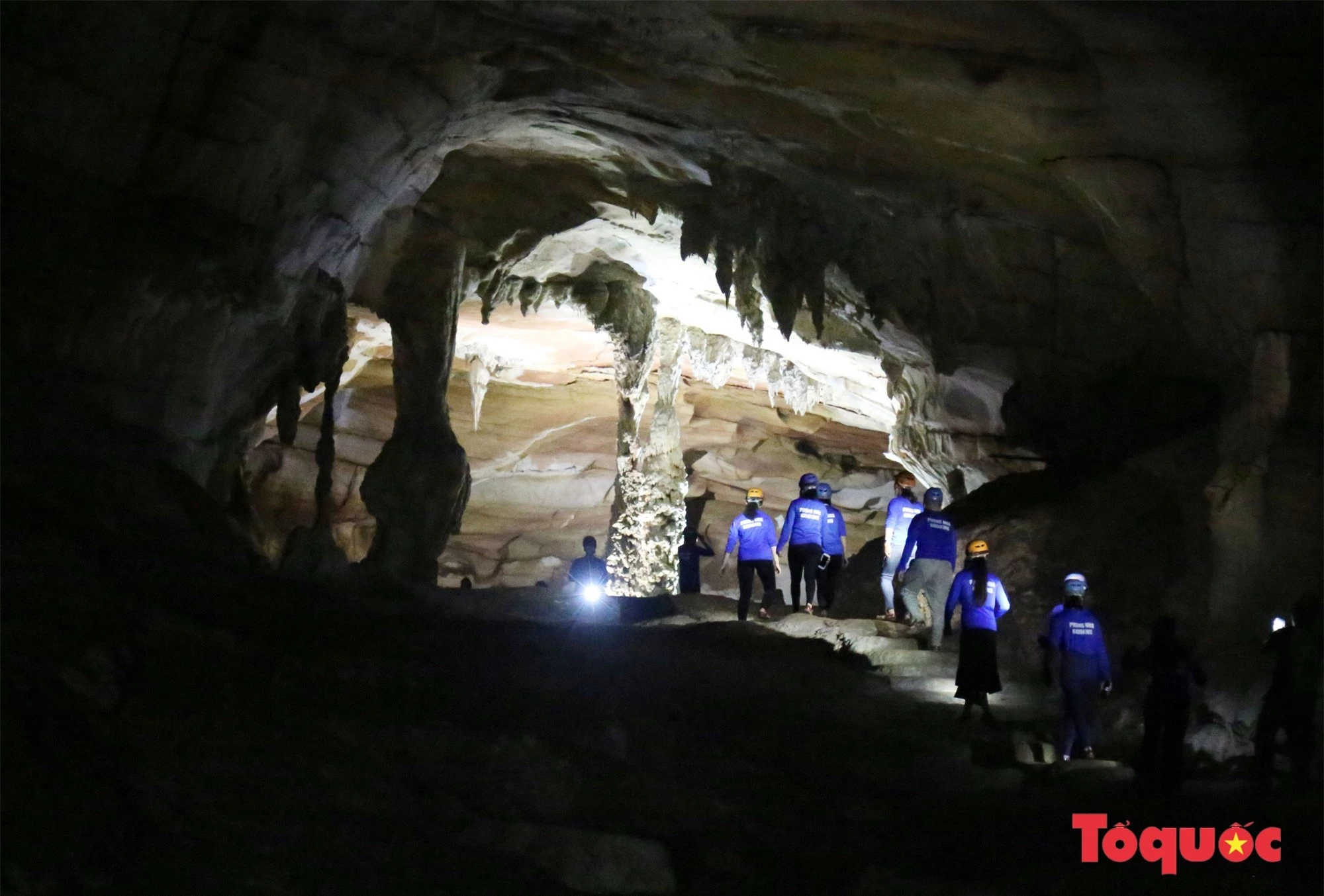97 ký tự cổ bí ẩn trong hang Bi Ký ở Phong Nha – Kẻ Bàng - Ảnh 1.