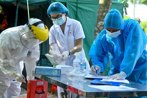 Sáng 12/2: Ca COVID-19 nặng đang điều trị giảm, còn 2.586; Nhiều tỉnh có F0 mới trên 1.000 người mỗi ngày