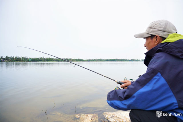 Cần thủ hào hứng săn "thủy quái" trên sông Trường Giang