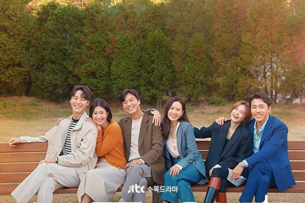 Son Ye Jin ở poster phim mới đúng chuẩn người sắp lấy chồng: Lạc lõng giữa cả dàn, chắc chị giữ ý đây mà!