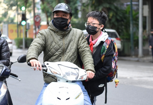 Trường tiểu học Hà Nội không tổ chức bán trú, phụ huynh xoay sở đưa đón con