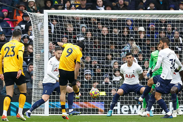 Vỡ nát trên sân nhà, Tottenham thua trận thứ 3 liên tiếp