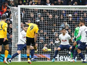 Vỡ nát trên sân nhà, Tottenham thua trận thứ 3 liên tiếp