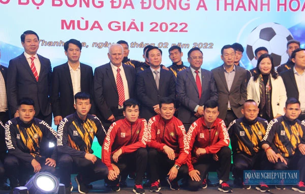 Ông Trọng Hưng, Bí thư Tỉnh ủy Thanh Hóa cùng lãnh đạo tỉnh chụp ảnh với tập thể ban huấn luyện của đội bóng và các cầu thủ.