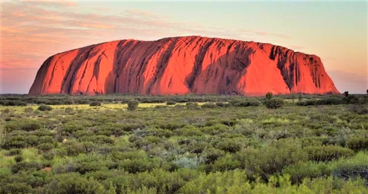 Uluru, Australia: Uluru là một tảng đá sa thạch nguyên khối khổng lồ nằm cách thị trấn Alice Springs (phía nam của Bắc Australia) 334 km. Nó được cấu tạo từ sa thạch arkosic, nằm giữa sa mạc và cao hơn mực nước biển 860m, được nhà thám hiểm Ernest Giles phát hiện lần đầu tiên năm 1872. Một trong nét độc đáo là màu sắc của của tảng đá thay đổi theo vị trí của Mặt Trời. Lúc hoàng hôn nó có màu đỏ cam. Đây là một địa danh nổi tiếng kể từ những năm 1930 và được UNESCO công nhận là Di sản Thế giới vào năm 1987.