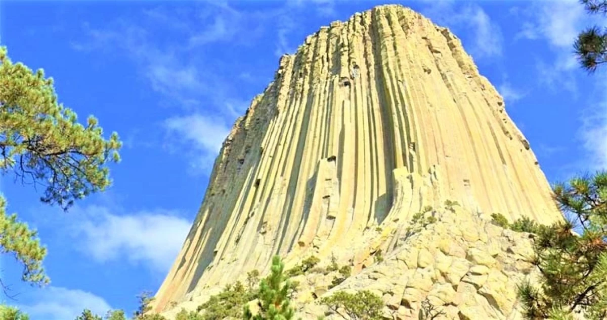 Tháp Quỷ, Mỹ: Tháp Quỷ, còn được gọi là "Nhà nghỉ Gấu xám" là một tháp đá tự nhiên, tàn tích của quá trình xâm thực núi lửa do xói mòn, nằm gần sông Belle Fourche (đông bắc Wyoming). Tháp được tạo thành từ đá mácma và có đỉnh bằng phẳng rộng 1,5 mẫu Anh và các cạnh có rãnh. Tháp Quỷ cao 867m từ chân của nó và đỉnh phẳng, cao 1.560m so với mực nước biển./.
